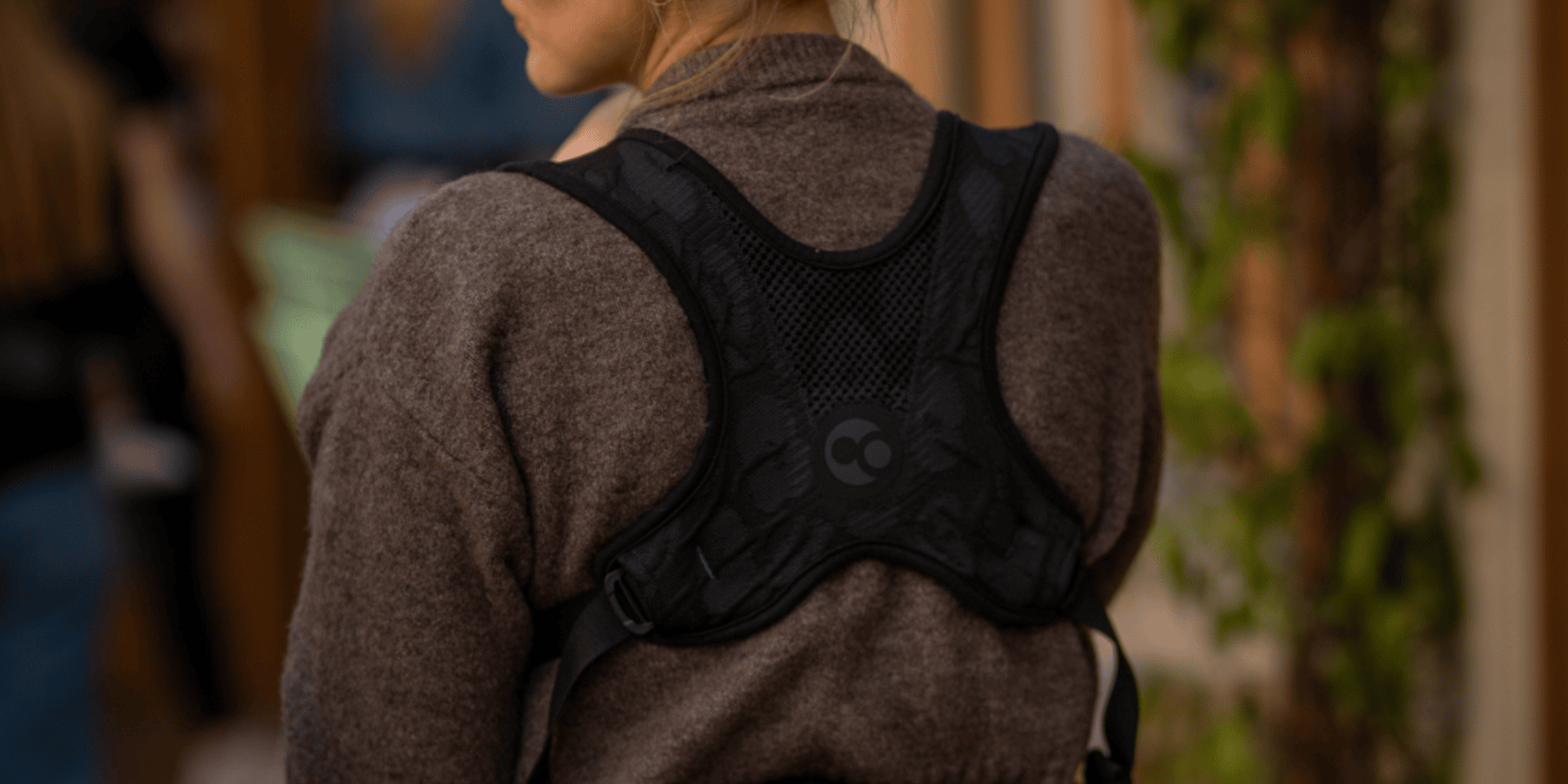 How to protect your back when using a baby carrier